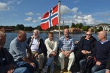 Grunn til å flagge i vinden for RIN og leder Finn Jenssen (i midten) i dag. Her på vei ut til Citadellet utenfor Stavern. Foto: Odd Borgestrand.